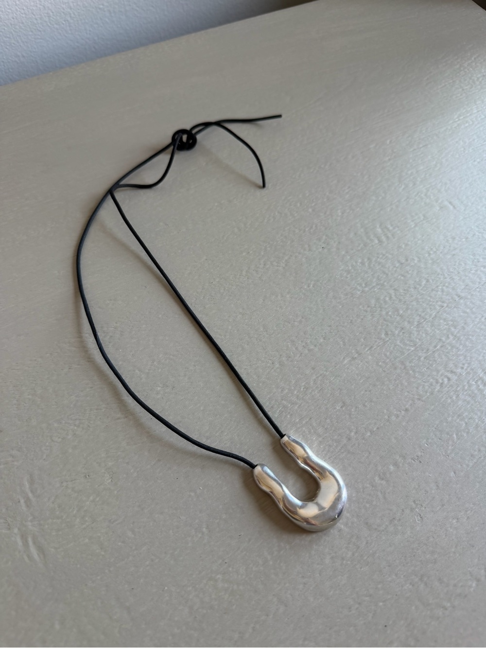 Agnes Wishbone Pendant silver necklace

Genuine Leather cord